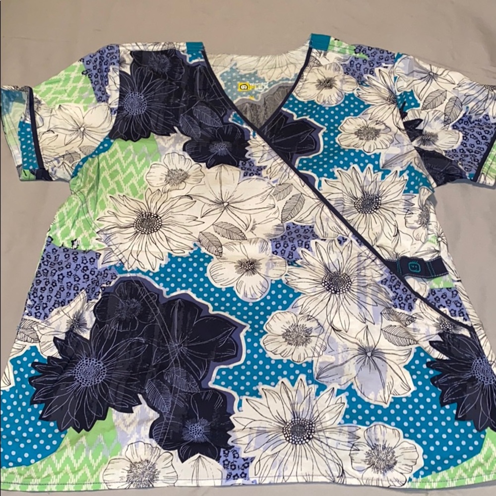Wonderwink flex scrub top
